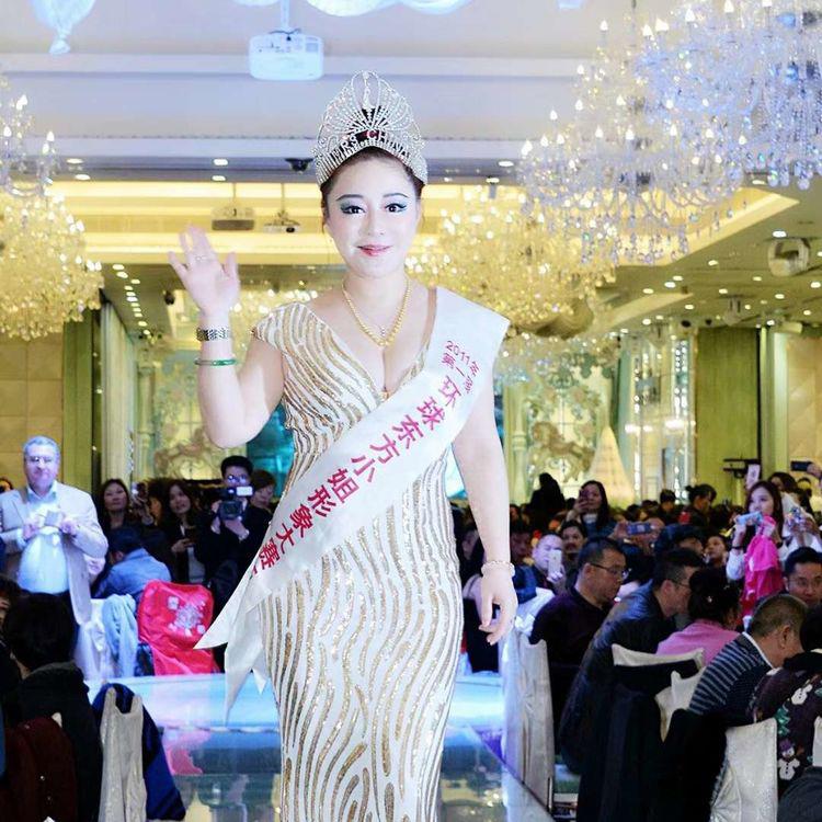 个人简介：艺名：黄丽达，（本名：黄晓丽）深圳鼎益丰集团，及成功新天地控股集团股东，歌影视演员：原创歌曲MTV代表作:(祝福你香港)、（迷人的小梅沙）（心中的梦想）等，（祝福你，香港）曾在中央电视台全国香港回归mtv大奖赛中获一等奖，并在央视音乐60分钟栏目连续播出一个&hellip;