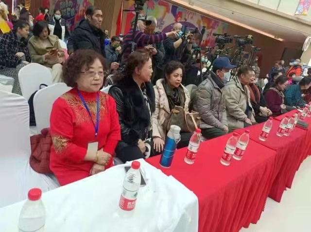 《神州大舞台，2022年辽宁公益春晚》节目海选启动仪式开幕 头条号&ldquo;秋实说&rdquo;讯 伴着初冬的瑞雪，11月20日迎来了《神州大舞台走进盛京，2022年辽宁公益春晚》节目的海选启动仪式开幕。上午10时启动仪式伴着雄壮的《国歌》乐曲在&ldquo;盛京龙城&rdquo;拉开帷幕。 来自省内各界的